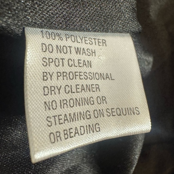 Mac Duggal Fitted Silhouette Gown with Crew Neckline Size 4 Style 26516 - Picture 7 of 8